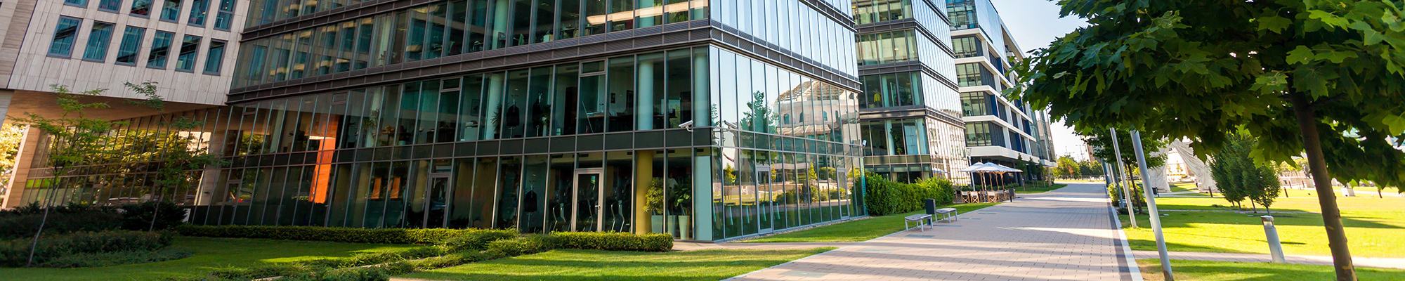 Hochhaus mit sauberer Glasfront