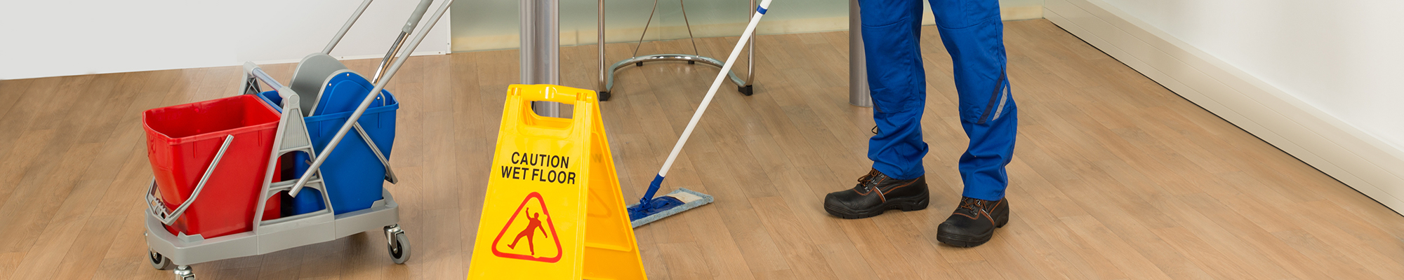 Reinigung mit Schild 'Vorsicht rutschig'